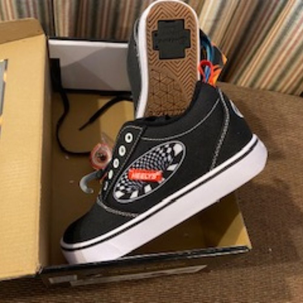Youth Heelys--Size 4--NIB!!